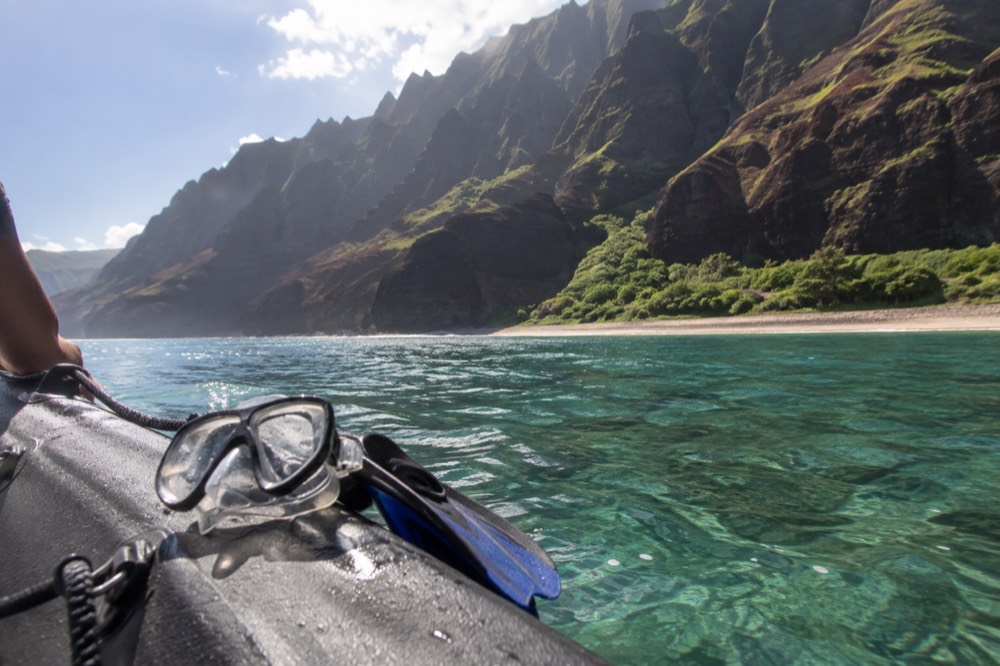 Low close angle across the wet fibreglass gunwale of a snorkel raft anchored off Nualolo Kai
